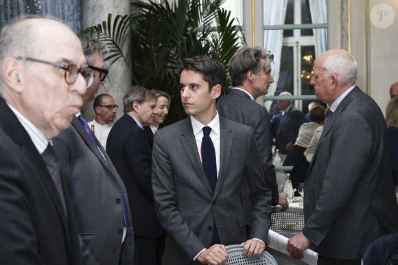 No Tabloïds - Exclusif - Gabriel Attal - Dîner de La Revue des Deux Mondes au Cercle de l’Union Interalliée dont l’invité d’honneur était Gabriel Attal à Paris le 20 janvier 2025. Lundi 20 janvier - Marc Ladreit de Lacharrière recevait Gabriel Attal pour le premier dîner du Cercle de la Revue des Deux Mondes de l'année 
 
Les salons du Cercle Interallié ont fait salle comble ce lundi, réunissant de nombreuses personnalités du monde des affaires, de la culture ou encore de la diplomatie, venues écouter l'ancien Premier ministre.
 
Etaient notamment présents à cette soirée prestigieuse, le Chancelier de l’Institut de France Xavier Darcos, l’ancien préfet Pierre de Bousquet de Florian et les principaux ambassadeurs d’Europe, dont l’ambassadrice de Grande-Bretagne Menna Rawlings.
 
Le cinéma était notamment très bien représenté par les réalisateurs Jean-Jacques Annaud, Yamina Benguigui et Vincent Duquesne. Du côté des affaires, on a pu y voir Laurent Dassault, Philippe Benacin, Augustin de Romanet et Philippe Palazzi.
 
Quant au monde de la culture, celui-ci comptait de nombreux représentants de qualité, avec Christophe Leribault, Emmanuel Kasarhérou, Adrien Goetz, Eléonore de Lacharrière, Pierre Sellal, Frédéric Jousset, Francine Mariani-Ducray ou encore Nathalie Obadia.
 
Une soirée exceptionnelle pour une rentrée réussie et riche de débats ! © Jack tribeca/Bestimage