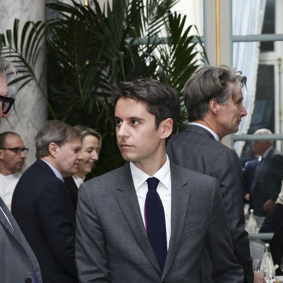 No Tabloïds - Exclusif - Gabriel Attal - Dîner de La Revue des Deux Mondes au Cercle de l’Union Interalliée dont l’invité d’honneur était Gabriel Attal à Paris le 20 janvier 2025. Lundi 20 janvier - Marc Ladreit de Lacharrière recevait Gabriel Attal pour le premier dîner du Cercle de la Revue des Deux Mondes de l'année 
 
Les salons du Cercle Interallié ont fait salle comble ce lundi, réunissant de nombreuses personnalités du monde des affaires, de la culture ou encore de la diplomatie, venues écouter l'ancien Premier ministre.
 
Etaient notamment présents à cette soirée prestigieuse, le Chancelier de l’Institut de France Xavier Darcos, l’ancien préfet Pierre de Bousquet de Florian et les principaux ambassadeurs d’Europe, dont l’ambassadrice de Grande-Bretagne Menna Rawlings.
 
Le cinéma était notamment très bien représenté par les réalisateurs Jean-Jacques Annaud, Yamina Benguigui et Vincent Duquesne. Du côté des affaires, on a pu y voir Laurent Dassault, Philippe Benacin, Augustin de Romanet et Philippe Palazzi.
 
Quant au monde de la culture, celui-ci comptait de nombreux représentants de qualité, avec Christophe Leribault, Emmanuel Kasarhérou, Adrien Goetz, Eléonore de Lacharrière, Pierre Sellal, Frédéric Jousset, Francine Mariani-Ducray ou encore Nathalie Obadia.
 
Une soirée exceptionnelle pour une rentrée réussie et riche de débats ! © Jack tribeca/Bestimage