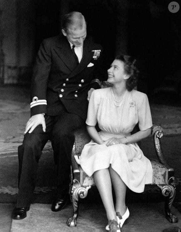 Les fiançailles de la princesse Elizabeth avec le lieutenant Philip Mountbatten sont annoncées et le jeune couple heureux est photographié ensemble au palais de Buckingham à Londres, Royaume-Uni, le 10 juillet 1947. Photo par PA Photos/ABACAPRESS.COM