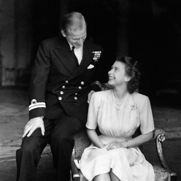 Les fiançailles de la princesse Elizabeth avec le lieutenant Philip Mountbatten sont annoncées et le jeune couple heureux est photographié ensemble au palais de Buckingham à Londres, Royaume-Uni, le 10 juillet 1947. Photo par PA Photos/ABACAPRESS.COM