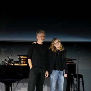 Un moment de grâce a eu lieu lors de la performance musicale de l'actrice et réalisatrice avec son frère au piano

Concert surprise, après la projection de son film, d'Isabelle Carré, accompagnée par son frère Benoît Carré au piano lors de la 7e édition du festival Cineroman à Nice le 1er Octobre 2025 © Bebert-Jacovides/Bestimage