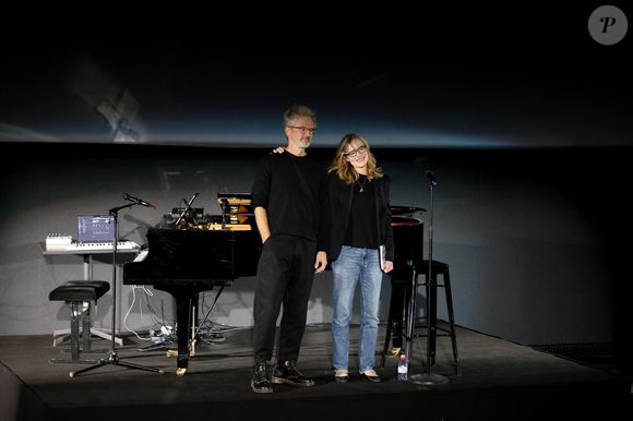 Un moment de grâce a eu lieu lors de la performance musicale de l'actrice et réalisatrice avec son frère au piano

Concert surprise, après la projection de son film, d'Isabelle Carré, accompagnée par son frère Benoît Carré au piano lors de la 7e édition du festival Cineroman à Nice le 1er Octobre 2025 © Bebert-Jacovides/Bestimage