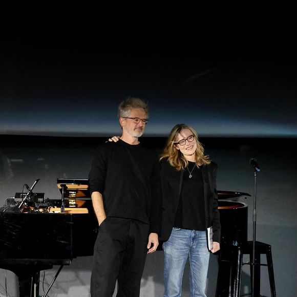 Un moment de grâce a eu lieu lors de la performance musicale de l'actrice et réalisatrice avec son frère au piano

Concert surprise, après la projection de son film, d'Isabelle Carré, accompagnée par son frère Benoît Carré au piano lors de la 7e édition du festival Cineroman à Nice le 1er Octobre 2025 © Bebert-Jacovides/Bestimage