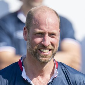 Le prince William, prince de Galles, participe à la Out-Sourcing Inc. Royal Charity Polo Cup 2025, au Guards Polo Club, à Windsor, sous le regard de Peter Phillips et sa compagne