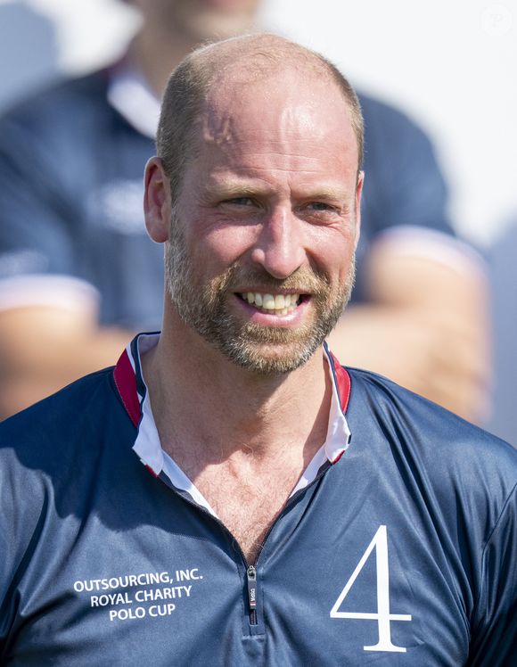 Le prince William, prince de Galles, participe à la Out-Sourcing Inc. Royal Charity Polo Cup 2025, au Guards Polo Club, à Windsor, sous le regard de Peter Phillips et sa compagne