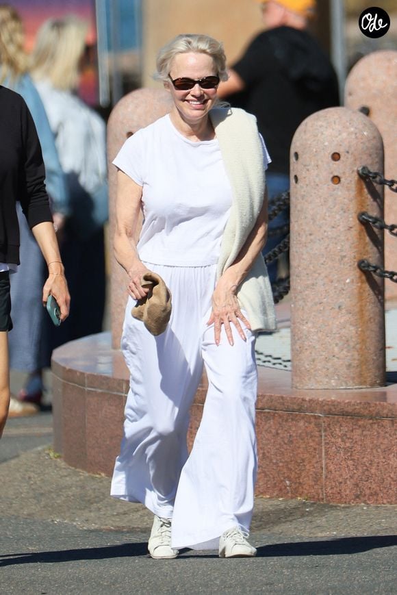 L'actrice a partagé un aperçu de son domaine d'Arcady, au Canada.
Exclusif - Sydney, Australie : L'actrice Pamela Anderson a été aperçue en train de se promener à Sydney ce lundi après-midi. La comédienne canadienne a effectué une longue marche en boucle à travers la ville portuaire. Backgrid USA / Bestimage