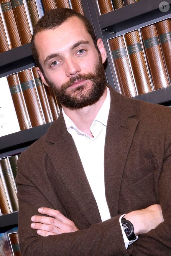 Louis Sarkozy, fils de l'ex-président de la République Nicolas Sarkozy qui est de plus en plus présent dans les médias

Exclusif - Louis Sarkozy en séances de dédicaces pour son livre "Napoléon Bonaparte - L'empire des livres" (Éditions Passés composés) à la librairie Lamartine à Paris. 
© Cédric Perrin/Bestimage