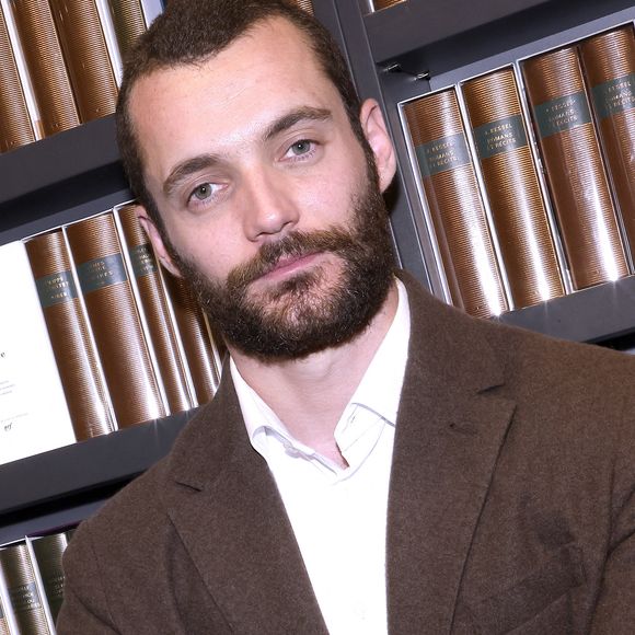 Louis Sarkozy, fils de l'ex-président de la République Nicolas Sarkozy qui est de plus en plus présent dans les médias

Exclusif - Louis Sarkozy en séances de dédicaces pour son livre "Napoléon Bonaparte - L'empire des livres" (Éditions Passés composés) à la librairie Lamartine à Paris. 
© Cédric Perrin/Bestimage