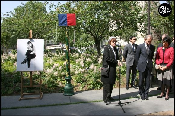 promeneuse mélancolique de son quartier de toujours. 

Nadine Trintignant - Inauguration du square Marie Trintignant à Paris en 2007
©COADIC GUIREC / BESTIMAGE