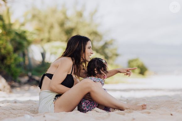 L'occasion de voir que la petite fille (dont elle ne montre que très rarement le visage sur les réseaux sociaux) a bien grandi !

Exclusif - Fabienne Carat et sa fille Céleste profitent d'une journée à la plage sur l'île de la Réunion où Fabienne tourne un épisode de la série "Section de Recherches" le 8 juin 2023. © Jules Legros / Bestimage