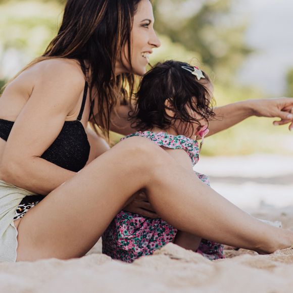 L'occasion de voir que la petite fille (dont elle ne montre que très rarement le visage sur les réseaux sociaux) a bien grandi !

Exclusif - Fabienne Carat et sa fille Céleste profitent d'une journée à la plage sur l'île de la Réunion où Fabienne tourne un épisode de la série "Section de Recherches" le 8 juin 2023. © Jules Legros / Bestimage