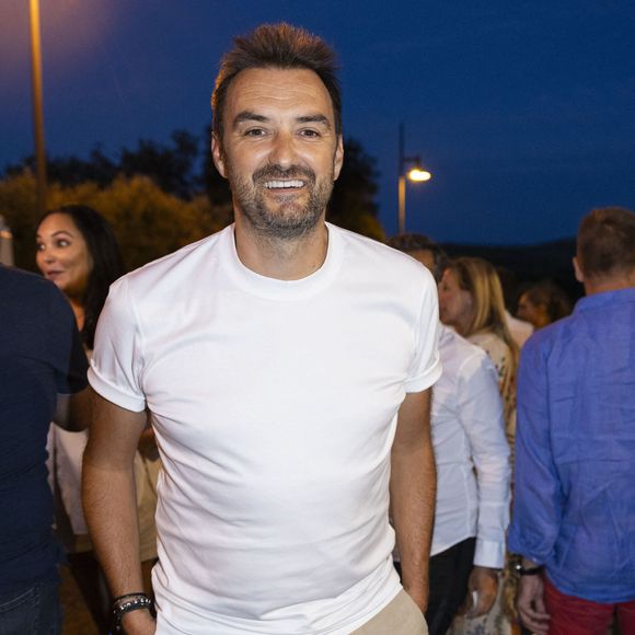 Il faut dire que le célèbre chef entretient une véritable histoire d'amour avec le plus célèbre des villages varois. 

Exclusif - Cyril Lignac - Arrivées au spectacle de J.Armanet "Brûler le feu" lors du Festival de Ramatuelle. Le 3 août 2023
© Cyril Bruneau / Festival de Ramatuelle / Bestimage