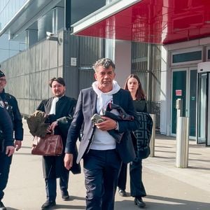 Stéphane Plaza en larmes à la sortie de son procès après avoir été reconnu coupable de "violences habituelles par concubin" et condamné à 12 mois de prison avec sursis, à Paris, France, le 18 février 2025. © Yehiel Chekroune/Bestimage