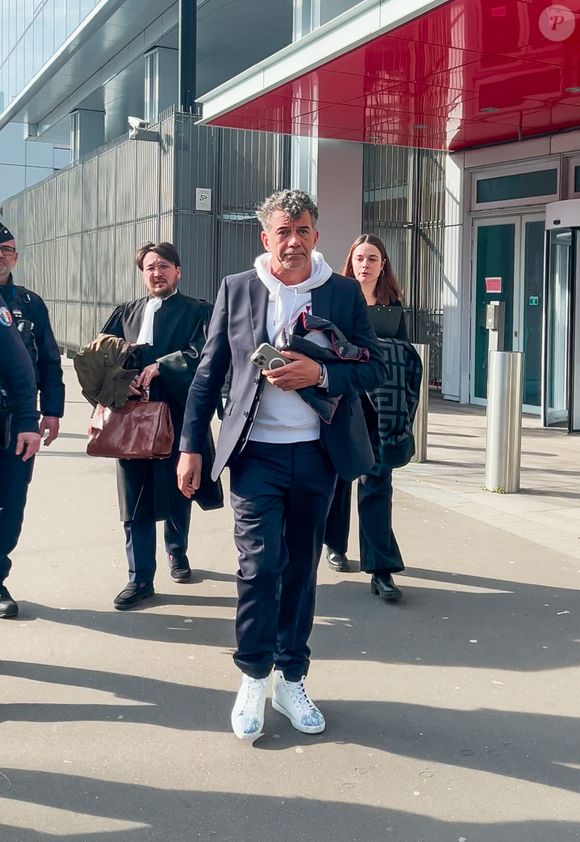Stéphane Plaza en larmes à la sortie de son procès après avoir été reconnu coupable de "violences habituelles par concubin" et condamné à 12 mois de prison avec sursis, à Paris, France, le 18 février 2025. © Yehiel Chekroune/Bestimage