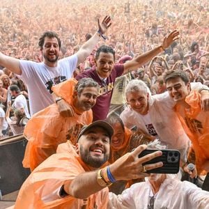 Malgré ce coup dur financier et logistique, Antoine de Caunes a promis le retour de l'événement.

Luc Barruet (Directeur Solidarité Sida / Solidays), Oli, Eric Toledano, Hugo Travers, Roschdy Zem, Eric Toledano, Monsieur Poulpe, Denis Brogniart, Antoine de Caunes lors du festival Solidays sur l'Hippodrome de Longchamp à Paris le 26 juin 2022.

© Lionel Urman / Panoramic / Bestimage