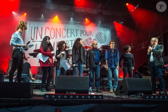 Daphné Bürki, Corinne Rey (Coco), Zineb El Rhazoui, Patrick Pelloux et Christophe Deloire (Charlie Hebdo) - Reporters Sans Frontières (RSF) organise "Un concert pour la liberté" pour célébrer la Journée Mondiale de Liberté de la Presse et fêter les 30 ans de l'organisation, sur la place de la République à Paris, le 3 mai 2015.