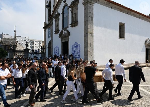 L'épouse de Diogo Jota, Rute Cardoso, accompagne le cercueil après les funérailles de Diogo Jota et d'André Silva, célébrées à l'église Matriz de Gondomar, près de Porto. L'attaquant de Liverpool et du Portugal est décédé avec son jeune frère André Silva dans l'accident survenu à Zamora jeudi matin. Date de la photo : samedi 5 juillet 2025 © PA Photos/ABACA