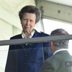 "Et il lui a fallu un certain temps pour se sentir à nouveau elle-même”.

La princesse Anne assiste au premier jour du "Aintree Grand National Festival 2025" à l'hippodrome d'Aintree à Liverpool, le 3 avril 2025. Backgrid UK/ Bestimage