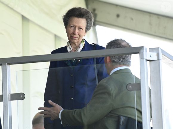 "Et il lui a fallu un certain temps pour se sentir à nouveau elle-même”.

La princesse Anne assiste au premier jour du "Aintree Grand National Festival 2025" à l'hippodrome d'Aintree à Liverpool, le 3 avril 2025. Backgrid UK/ Bestimage