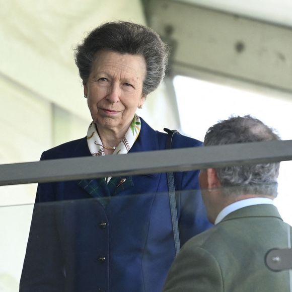 "Et il lui a fallu un certain temps pour se sentir à nouveau elle-même”.

La princesse Anne assiste au premier jour du "Aintree Grand National Festival 2025" à l'hippodrome d'Aintree à Liverpool, le 3 avril 2025. Backgrid UK/ Bestimage