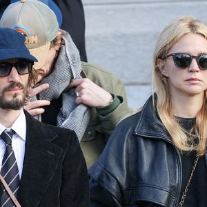 Virginie Efira et Niels Schneider à la sortie des obsèques d'Emilie Dequenne au cimetière Père Lachaise à Paris, France, le 26 mars 2025. © Cyril Moreau/Bestimage