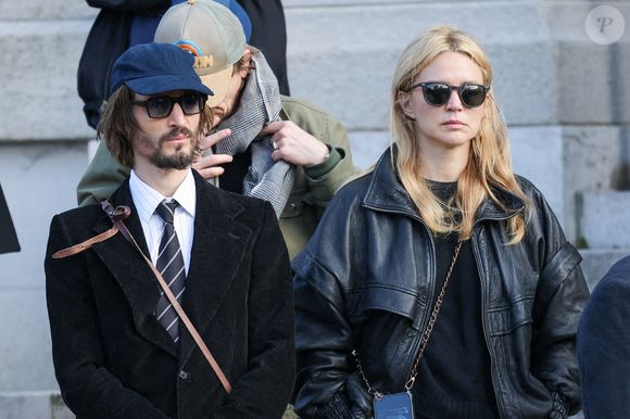 Virginie Efira et Niels Schneider à la sortie des obsèques d'Emilie Dequenne au cimetière Père Lachaise à Paris, France, le 26 mars 2025. © Cyril Moreau/Bestimage