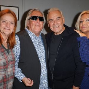 Invité à l'occasion d'une soirée célébrant Claude Lemesle, qui a reçu la cravate des Arts et des Lettres des mains de Gérard Davoust à Paris Michel Fugain est venu accompagné de sa femme Sanda. 

Exclusif - Gilbert Montagné avec sa femme Nikole, Michel Fugain et sa femme Sanda - Claude Lemesle reçoit la cravate des arts et des lettres des mains de G. Davoust lors de son concert au Café de la Gare à l'occasion de son 80ème anniversaire à Paris 
© Coadic Guirec/Bestimage