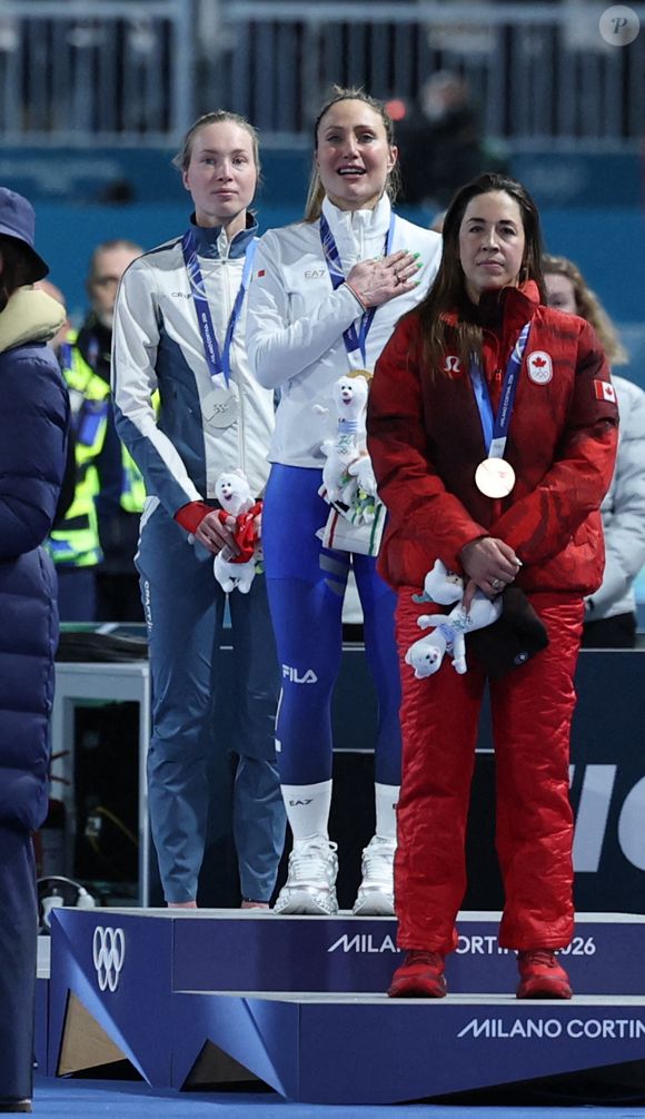 La médaillée d'or italienne Francesca Lollobrigida (C), la médaillée d'argent norvégienne Ragne Wiklund (G) et la médaillée de bronze canadienne Valérie Maltais assistent à la cérémonie de remise des prix du 3000m de patinage de vitesse féminin aux Jeux Olympiques d'hiver de Milan-Cortina 2026 à Milan, Italie, le 7 février 2026. Photo par Xinhua/ABACAPRESS.COM/Li Jing)