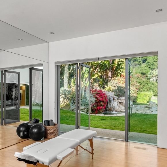 Exclusif - La nouvelle villa de Kanye West à Beverly Hills. Kanye a finalisé l'achat hors marché pour 35 millions de dollars. La propriété de style méditerranéen comprend environ 1900 m2 d'espace habitable, des jardins privés et des vues panoramiques sur la ville. Los Angeles, le 15 décembre 2024.