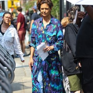 Katie Holmes et Suri Cruise ont été aperçues marchant ensemble sur le tournage de "Happy Hours" à New York, avant que Katie ne commence à tourner. 7 août 2025 © Backgrid USA / Bestimage