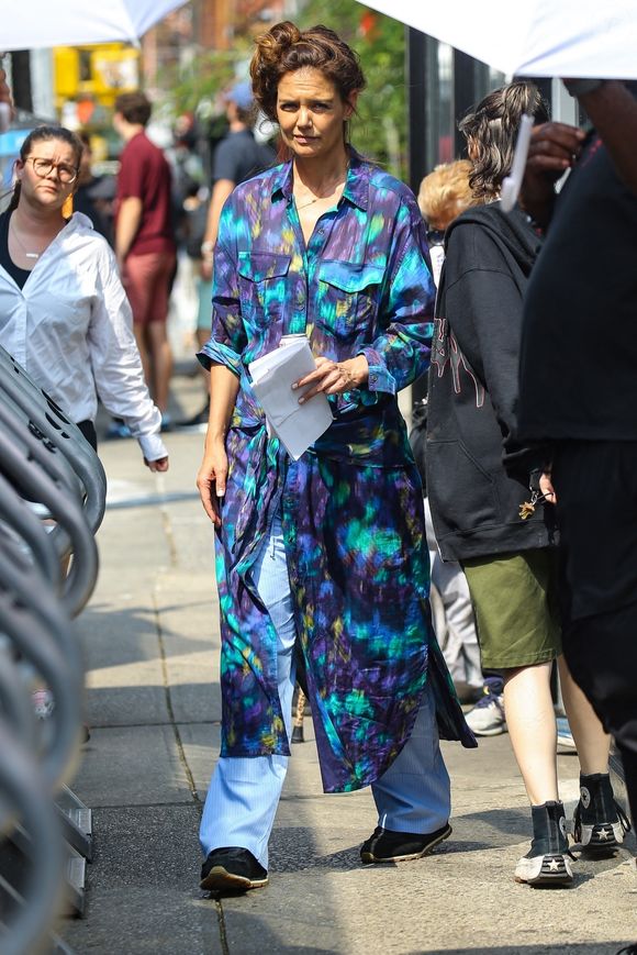 Katie Holmes et Suri Cruise ont été aperçues marchant ensemble sur le tournage de "Happy Hours" à New York, avant que Katie ne commence à tourner. 7 août 2025 © Backgrid USA / Bestimage