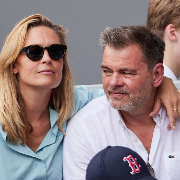 Clovis Cornillac et sa femme Lilou Fogli - Célébrités en tribunes des Internationaux de France de tennis de Roland Garros 2023 à Paris le 11 juin 2023. © Jacovides-Moreau/Bestimage