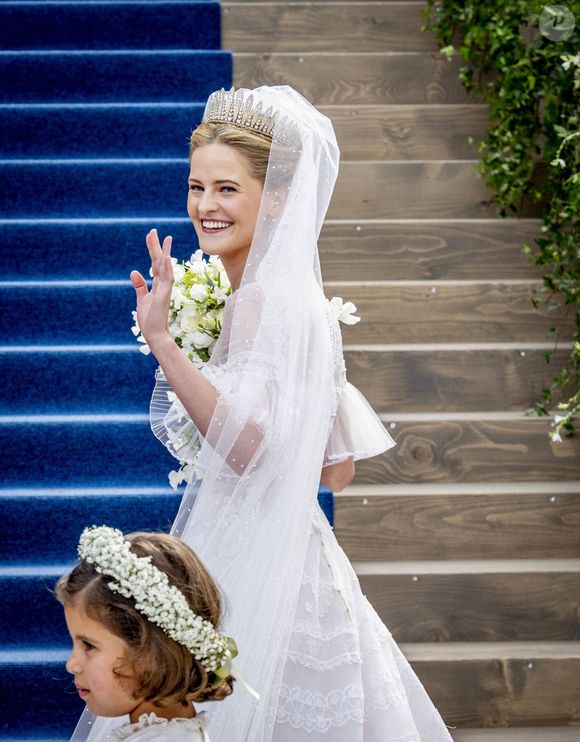 Sur les marches de la cathédrale tapissées de bleu, Marie-Caroline portait une robe en voile et dentelle, assortie à un long voile retenu par le fameux diadème des Habsbourg...

Mariage de la princesse Marie Caroline de Liechtenstein et de Leopoldo Maduro Vollmer à la cathédrale Saint-Florin de Vaduz, Liechtenstein, le 30 août 2025. Dana Press / Bestimage