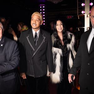 Le couple de superstars Cher et Alexander Edwards est tout sourire alors qu'ils assistent à l'événement Valentino Beauty au Studio 54 à New York