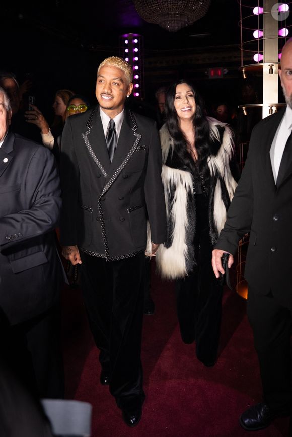Le couple de superstars Cher et Alexander Edwards est tout sourire alors qu'ils assistent à l'événement Valentino Beauty au Studio 54 à New York