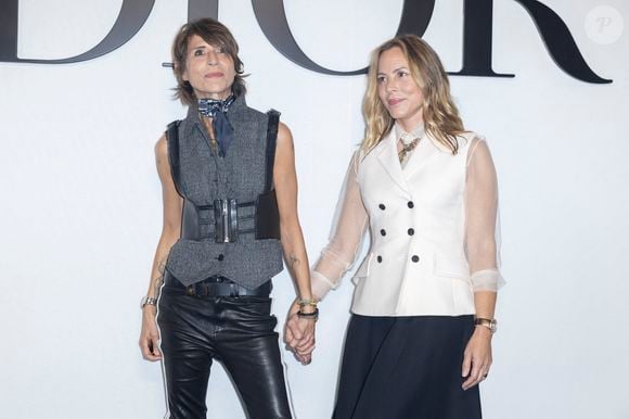 Maria Bello et sa fiancée Dominique Crenn au photocall du défilé de mode Dior lors de la la Fashion Week printemps/été 2022 de Paris, France, le 28 septembre 2021. © Olivier Borde/Bestimage