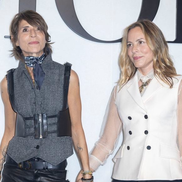 Maria Bello et sa fiancée Dominique Crenn au photocall du défilé de mode Dior lors de la la Fashion Week printemps/été 2022 de Paris, France, le 28 septembre 2021. © Olivier Borde/Bestimage