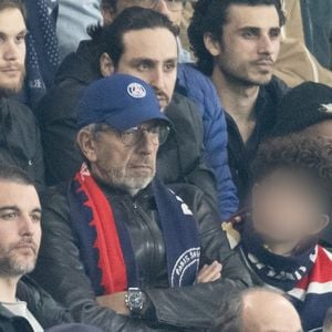 Michel Cymes - Célébrités des les tribunes lors du match aller du quart de finale de Ligue des champions entre le PSG et Aston Villa (3-1) au Parc des Princes à Paris le 9 avril 2025. © Cyril Moreau/Bestimage
