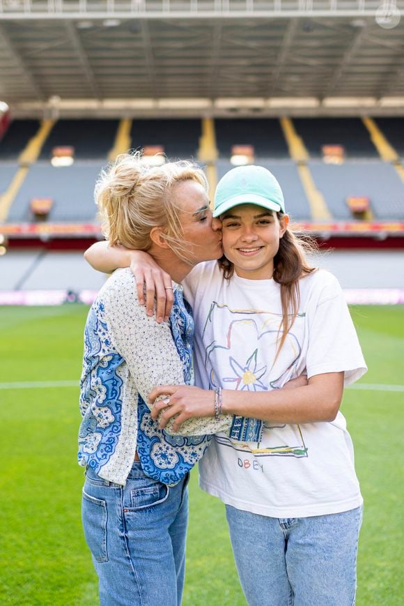 Ses premiers jumeaux, Jules et Rose, passent actuellement le Grand oral de français.

Exclusif - Élodie Gossuin et sa fille à la 3ème édition de la rencontre de football caritative "Match des héros" entre le "RC Lens Légendes" et "L'équipe Unicef" au stade Bollaert-Delelis à Lens, le 6 juin 2023.

Photo : Pierre Perusseau / Bestimage