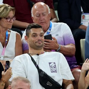 Laure Manaudou, Florent Manaudou et sa compagne Lola Dumenil - Les célébrités en tribunes pendant l'épreuve de basketball de Demi-Finale opposant la France à l'Allemagne lors des Jeux Olympiques de Paris 2024 (JO) à l'Arena Bercy, à Paris, France, le 8 août 2024. © Jacovides-Perusseau/Bestimage