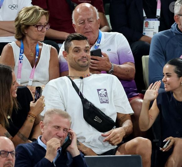 Laure Manaudou, Florent Manaudou et sa compagne Lola Dumenil - Les célébrités en tribunes pendant l'épreuve de basketball de Demi-Finale opposant la France à l'Allemagne lors des Jeux Olympiques de Paris 2024 (JO) à l'Arena Bercy, à Paris, France, le 8 août 2024. © Jacovides-Perusseau/Bestimage