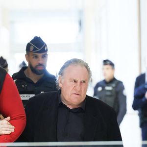 Gérard Depardieu et son avocat Jérémie Assous -  Arrivées au procès de Gérard Depardieu pour agressions sexuelles sur deux femmes lors d'un tournage de film en 2021, au tribunal correctionnel de Paris.
Le 27 mars 2025.

© Clovis / Guignebourg / Bestimage
