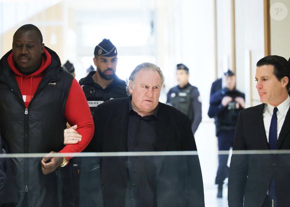 Gérard Depardieu et son avocat Jérémie Assous -  Arrivées au procès de Gérard Depardieu pour agressions sexuelles sur deux femmes lors d'un tournage de film en 2021, au tribunal correctionnel de Paris.
Le 27 mars 2025.

© Clovis / Guignebourg / Bestimage