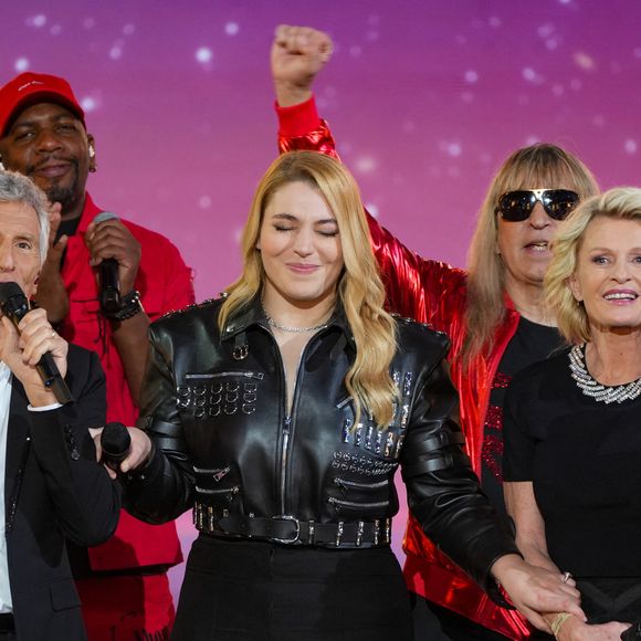 Santa (marraine de l'édition 2025), Nagui, Sophie Davant, Laurence Tiennot-Herment, Collectif Métissé lors de la deuxième soirée de la 39ème édition du Téléthon sur France 2 aux Studios du Lendit à Saint-Denis, France, le 6 décembre 2025. Les trente heures du Téléthon 2025 s'achèvent sur un compteur de 83,5 millions d'euros. © Anne-Sophie Guebey/Bestimage