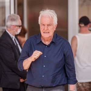 André Dussollier aperçu aux abords de l'hôtel Martinez pendant le 74 ème festival international du film de Cannes (6-17 juillet 2021), le 8 juillet 2021.