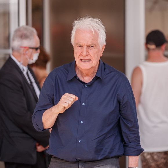 André Dussollier aperçu aux abords de l'hôtel Martinez pendant le 74 ème festival international du film de Cannes (6-17 juillet 2021), le 8 juillet 2021.