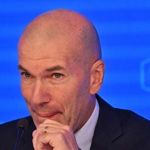 L'ancien international français de football Zinédine Zidane s'exprime lors d'une conférence de presse visant à le présenter comme le nouveau sélectionneur de l'équipe de France, au siège de la Fédération française de football (FFF) à Paris, le 28 juillet 2026. © Christian Liewig/Bestimage