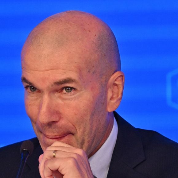 L'ancien international français de football Zinédine Zidane s'exprime lors d'une conférence de presse visant à le présenter comme le nouveau sélectionneur de l'équipe de France, au siège de la Fédération française de football (FFF) à Paris, le 28 juillet 2026. © Christian Liewig/Bestimage