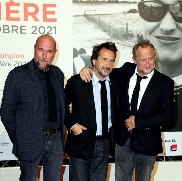 avec un autre grand acteur. Des copains qui ont mis un sacré bazar dans un lieu pourtant réputé pour sa tranquillité : l'île de Groix. 

François Damiens, Edouard Baer, Benoit Poelvoorde - Cérémonie d'ouverture du Festival Lumière. A Lyon, le 9 octobre 2021.
© Dominique Jacovides / Bestimage
