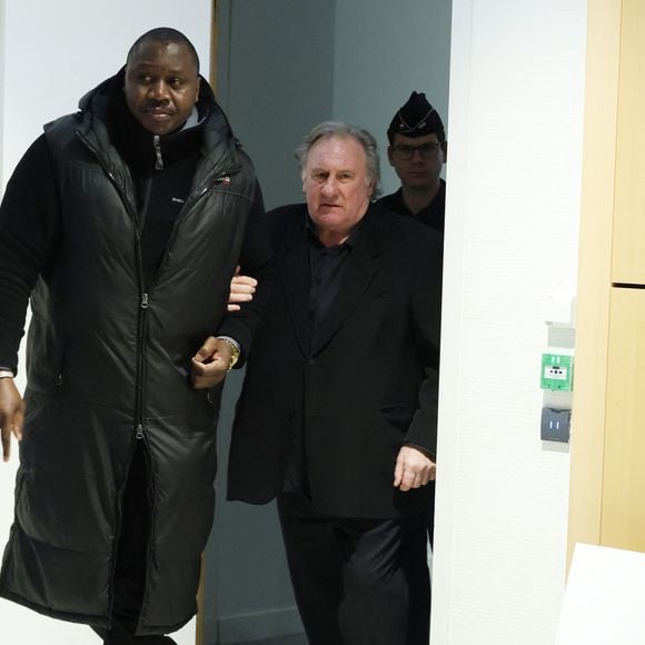 Gérard Depardieu à son procès pour agressions sexuelles sur deux femmes lors d'un tournage de film en 2021, au tribunal correctionnel de Paris, France, le 26 mars 2025. © Denis Guignebourg/Bestimage